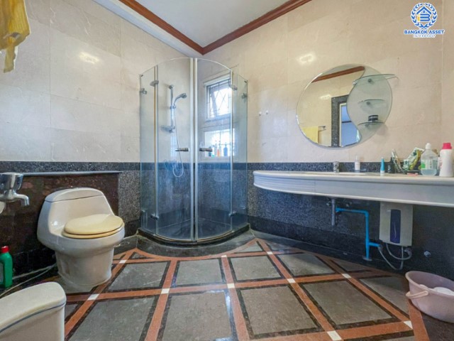 *****บ้านเดี่ยวมือสองย่านกรุงเทพฯ ม.ชวนชื่น ลาดพร้าว-รามอินทรา (ซ.สุคนธ์สวัสดิ์34) เนื้อที่กว้างขวางกว่า 87 ตร.ว. หลังใหญ่พร้อมอยู่  มีเฟอร์นิเจอร์บิ้วอินท์ทั้งหลัง! กับสุดยอดทำเล ใจกลางห้างฯ ชั้นนำฟังก์ชัน 5 ห้องนอน 3 ห้องน้ำ ที่จอดรถ 3 คัน บนทำเลแห่งการเดินทาง ใกล้ทางด่วน "ฉลองรัช"